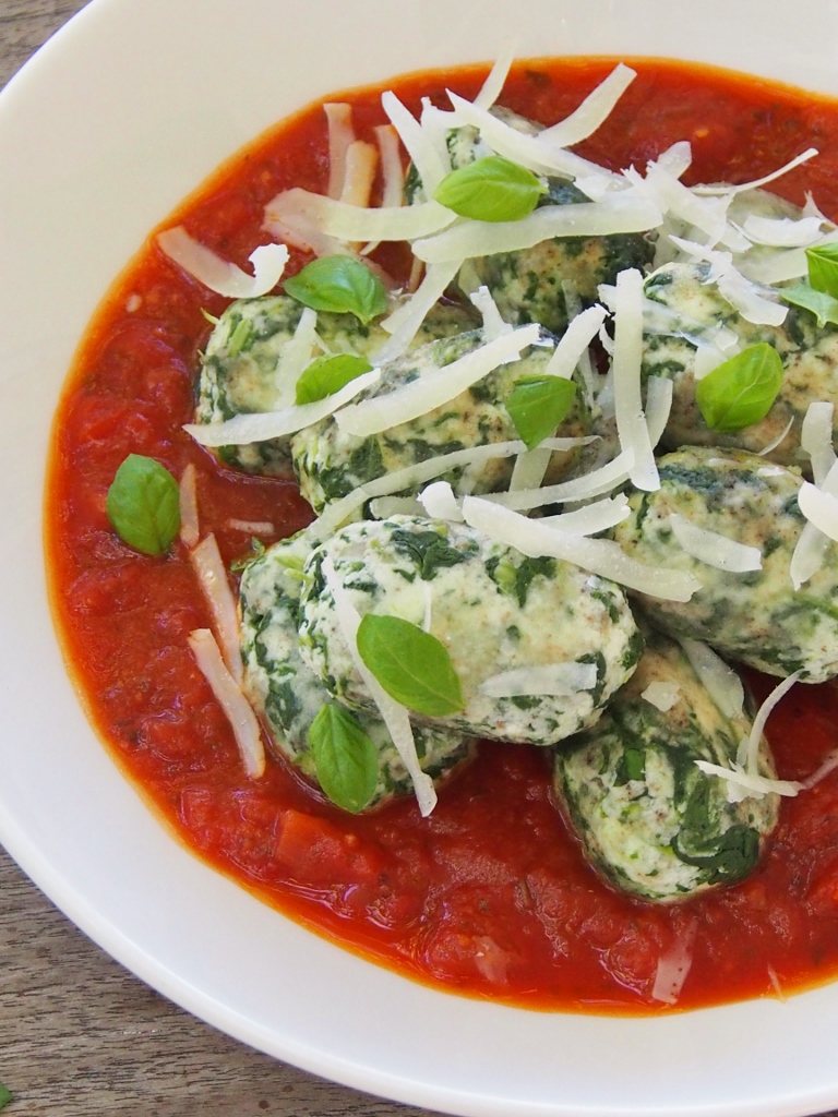 Spinach and Ricotta Gnocchi with Tomato and Roasted Capsicum Sauce ...